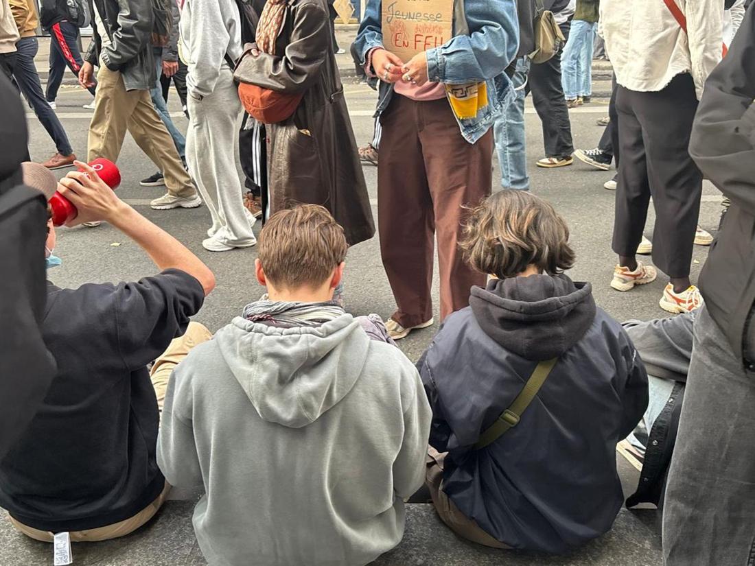 Manifestants assis sur le pavé