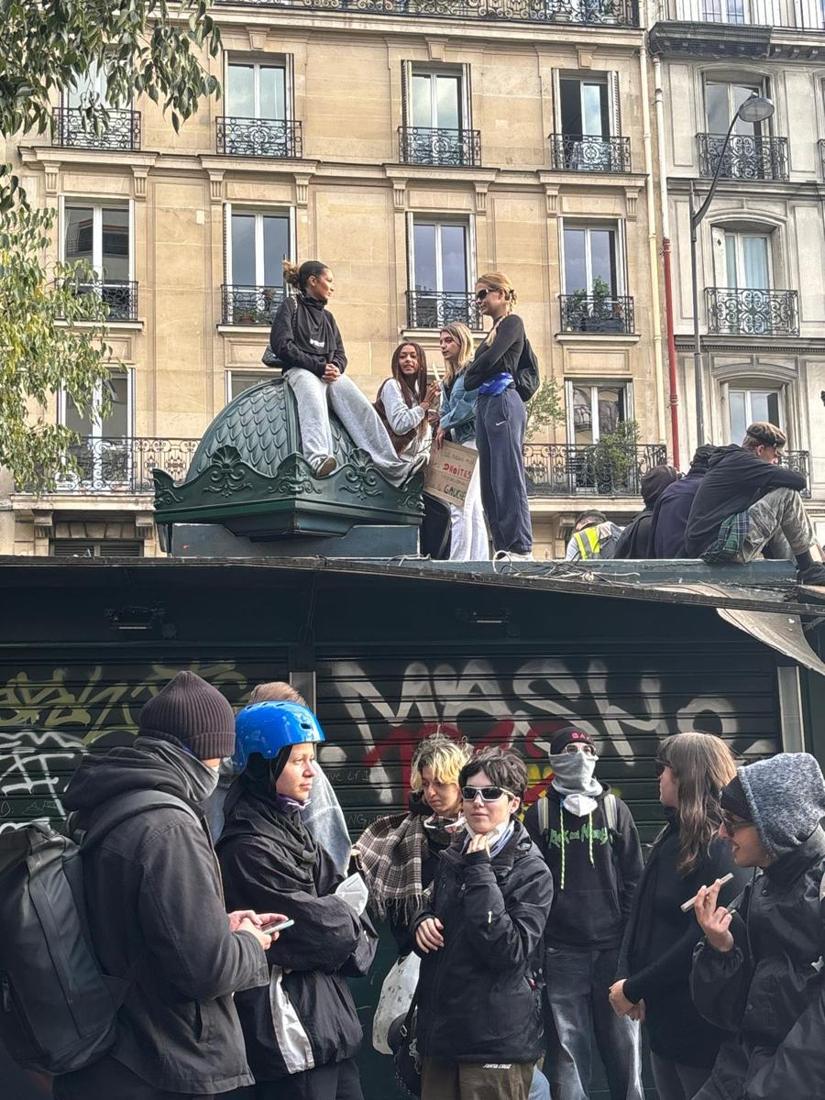 Jeunes manifestants sur un kiosque