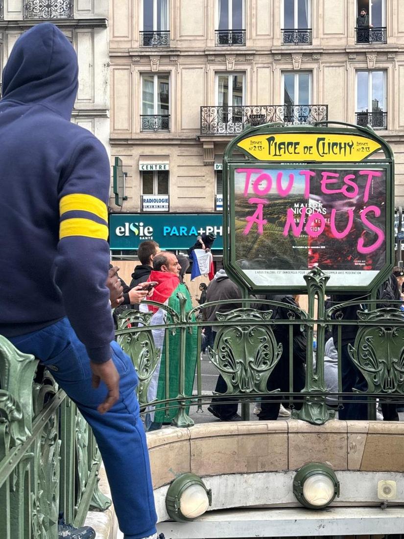 Bouche de métro place de Clichy pendant la manifestation