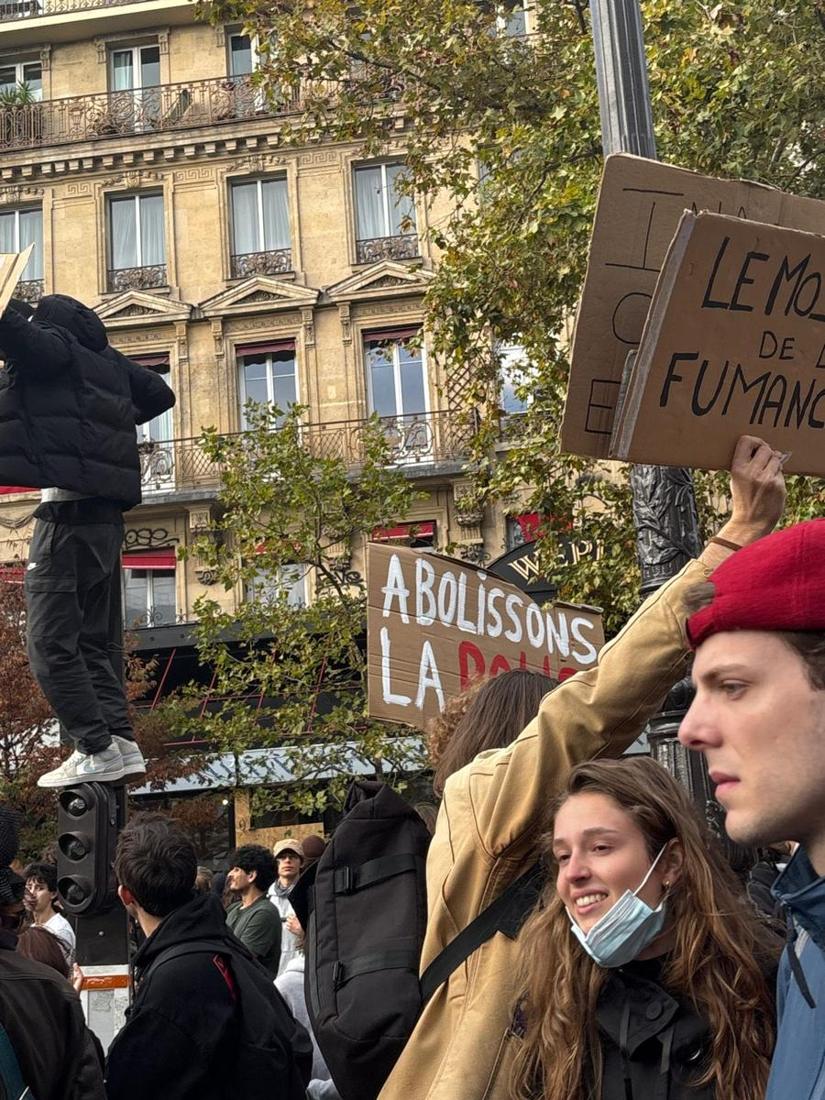 Pancartes et sourires dans le cortège