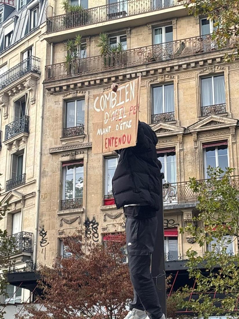 Pancarte brandie devant une façade haussmannienne