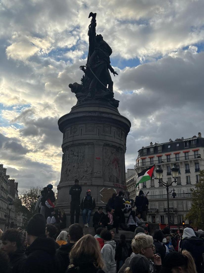 Statue et drapeaux au-dessus de la foule