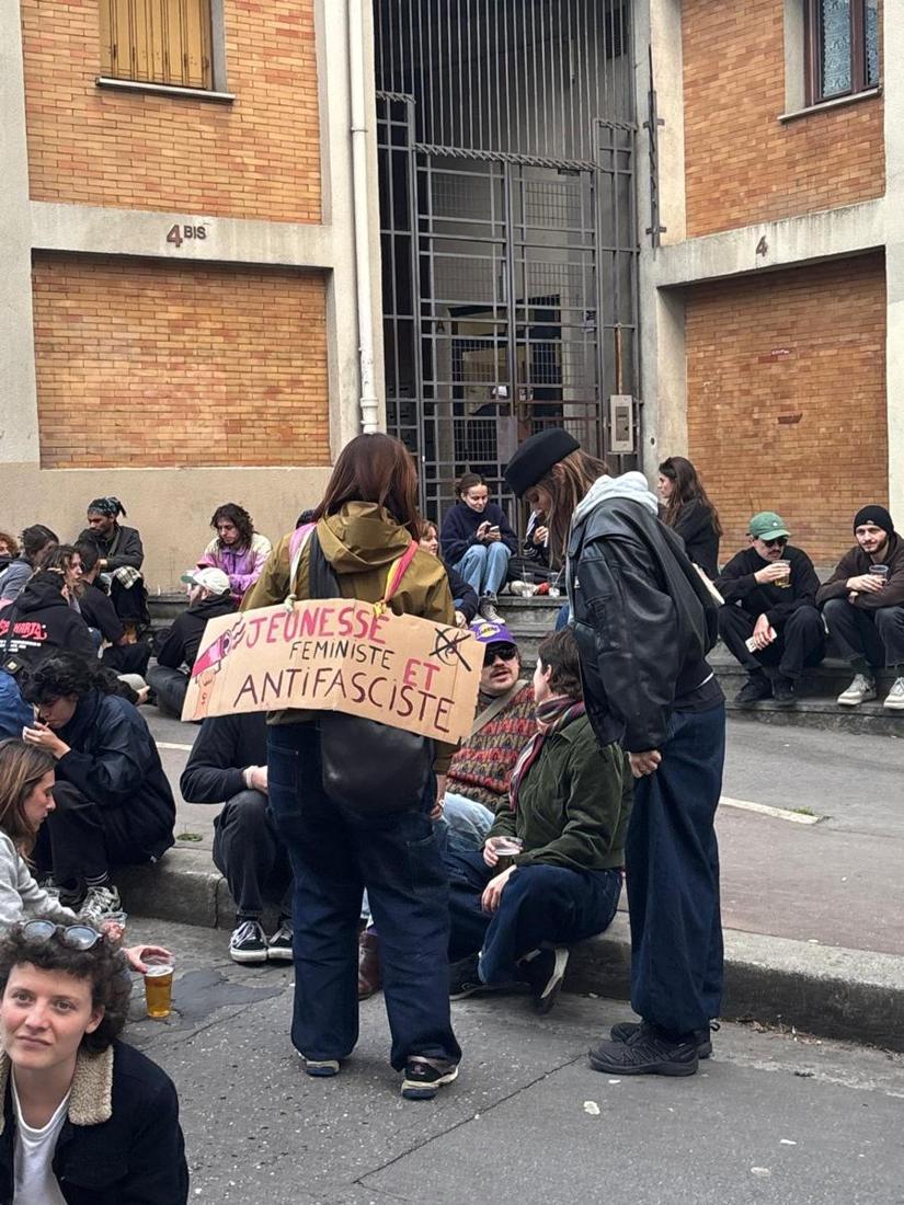 Pancarte au milieu des manifestants assis
