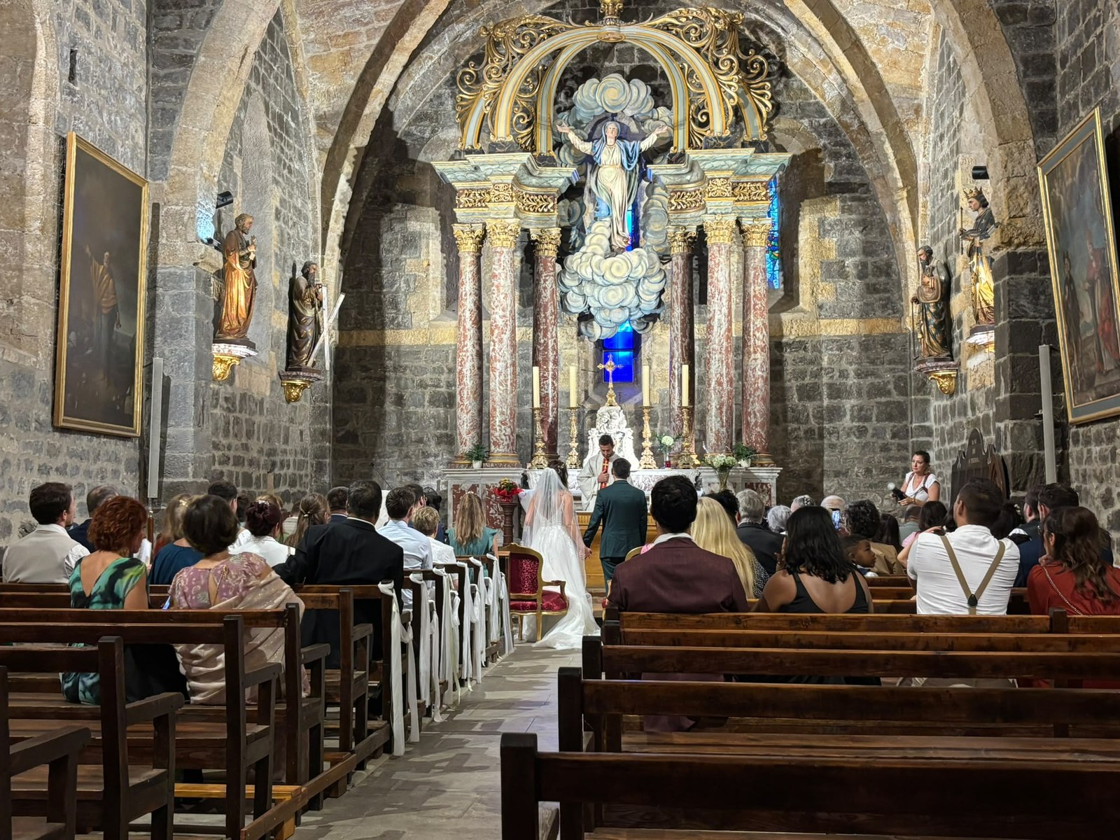 Mariage dans une église de pierre