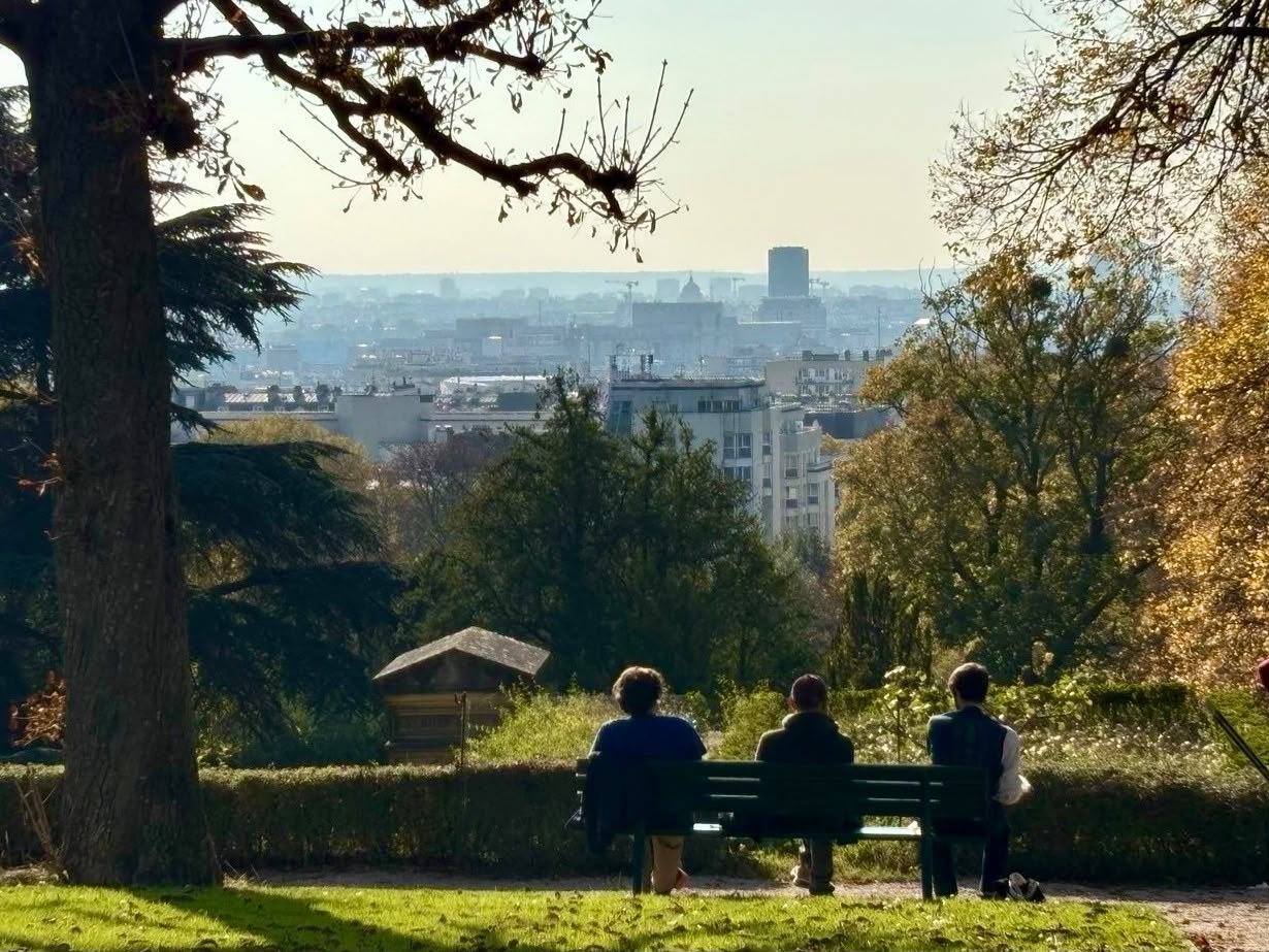 Trois personnes sur un banc face à Paris