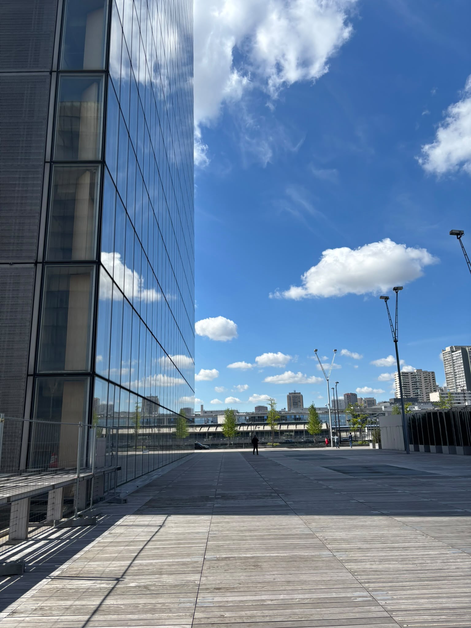 Façade de verre et ciel bleu, Bibliothèque François-Mitterrand