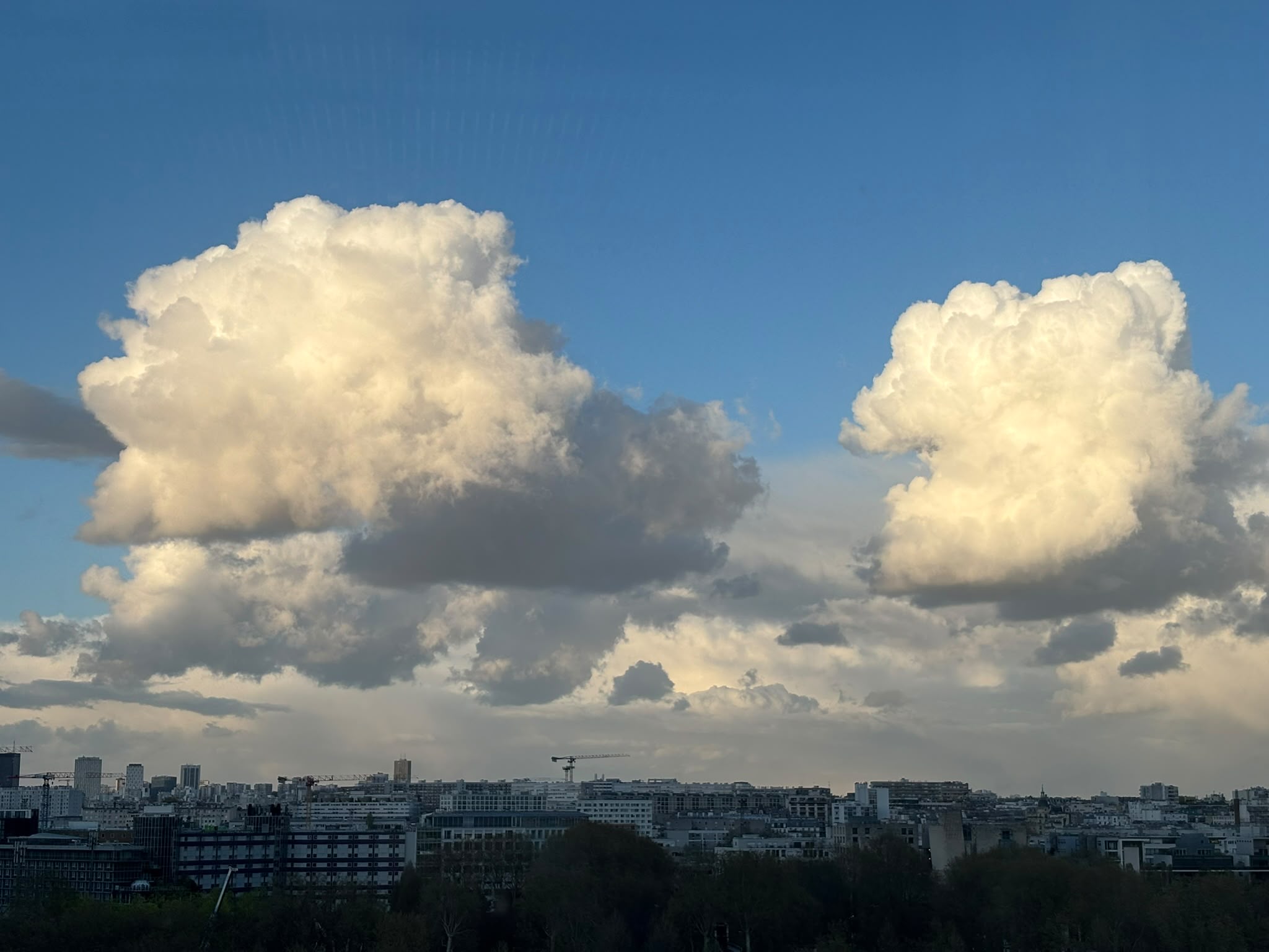 Gros nuages au-dessus des toits de Paris