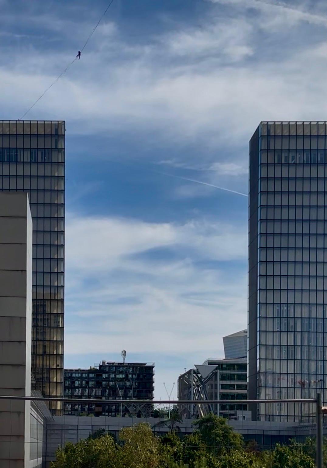 Funambule entre les tours de la bibliothèque