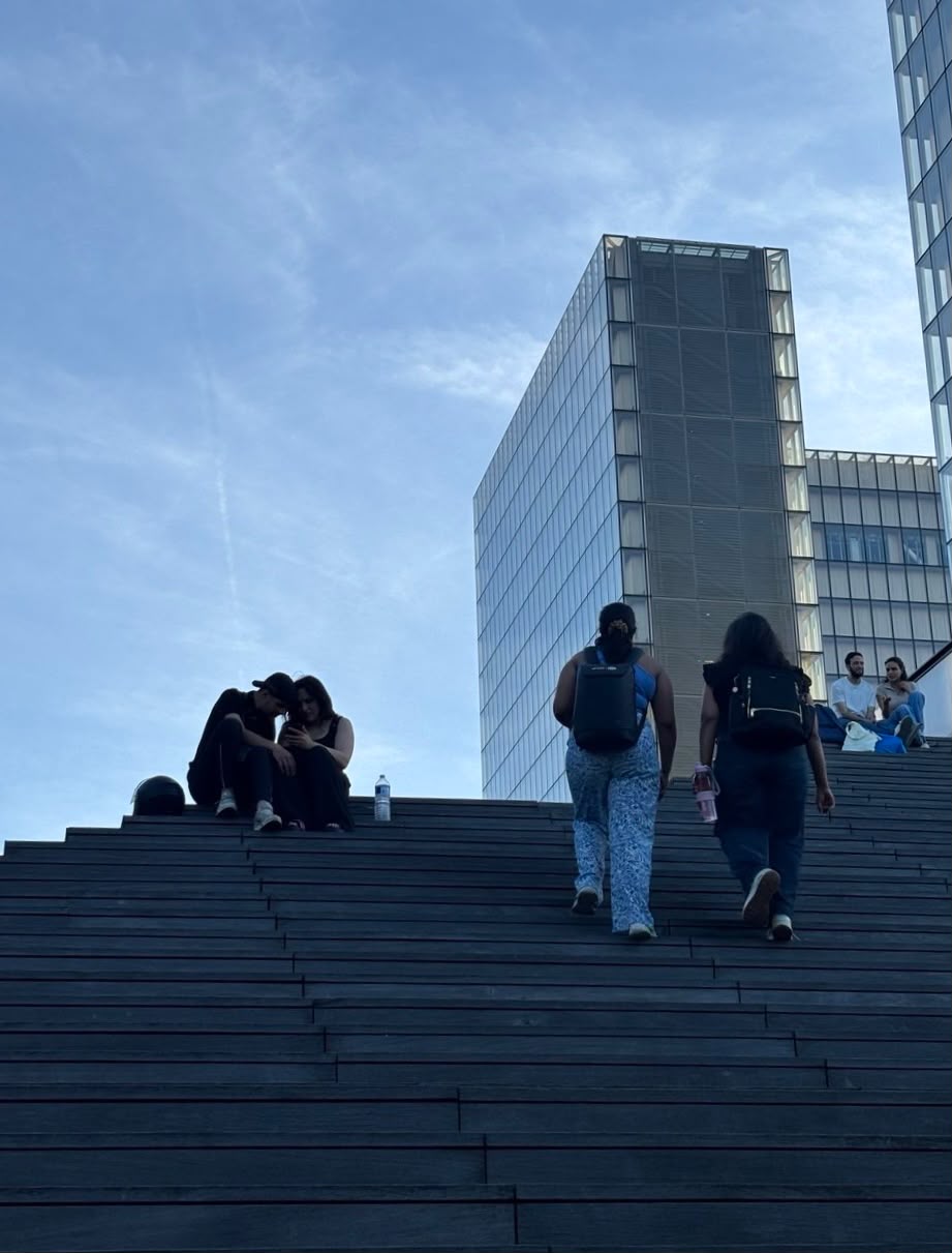 Escalier de bois face aux tours de verre