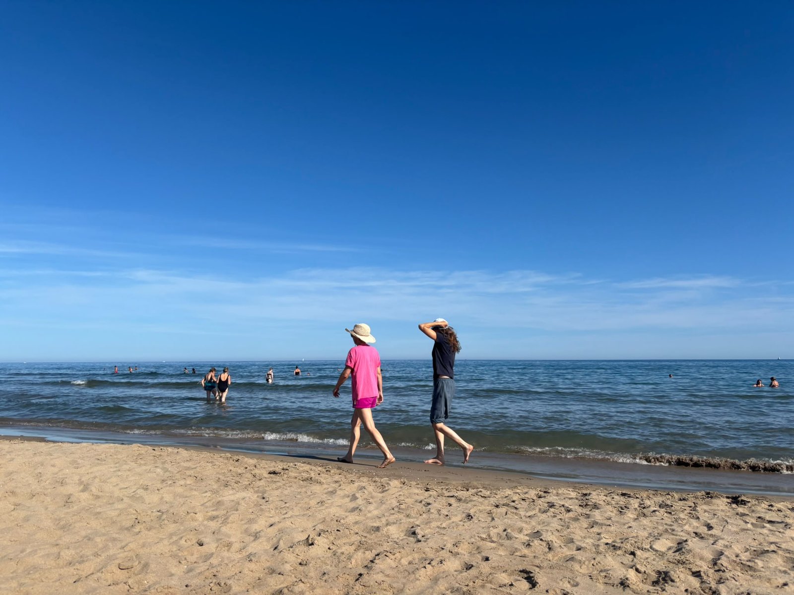 Deux promeneuses le long du rivage