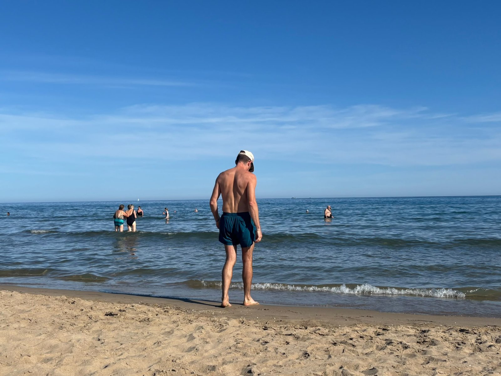 Baigneur de dos au bord de l'eau