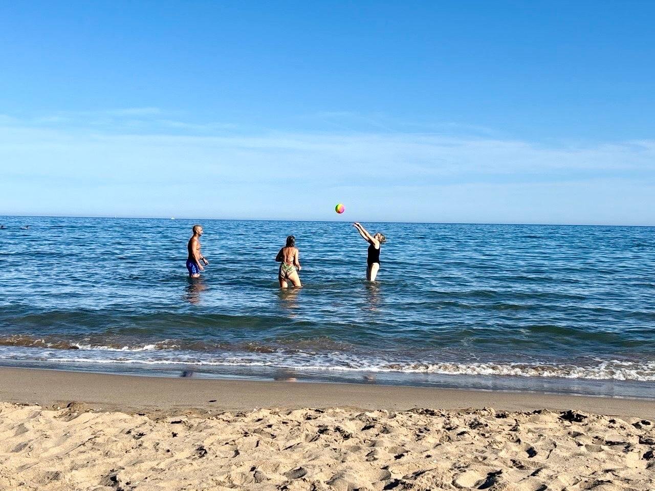 Partie de ballon dans les vagues