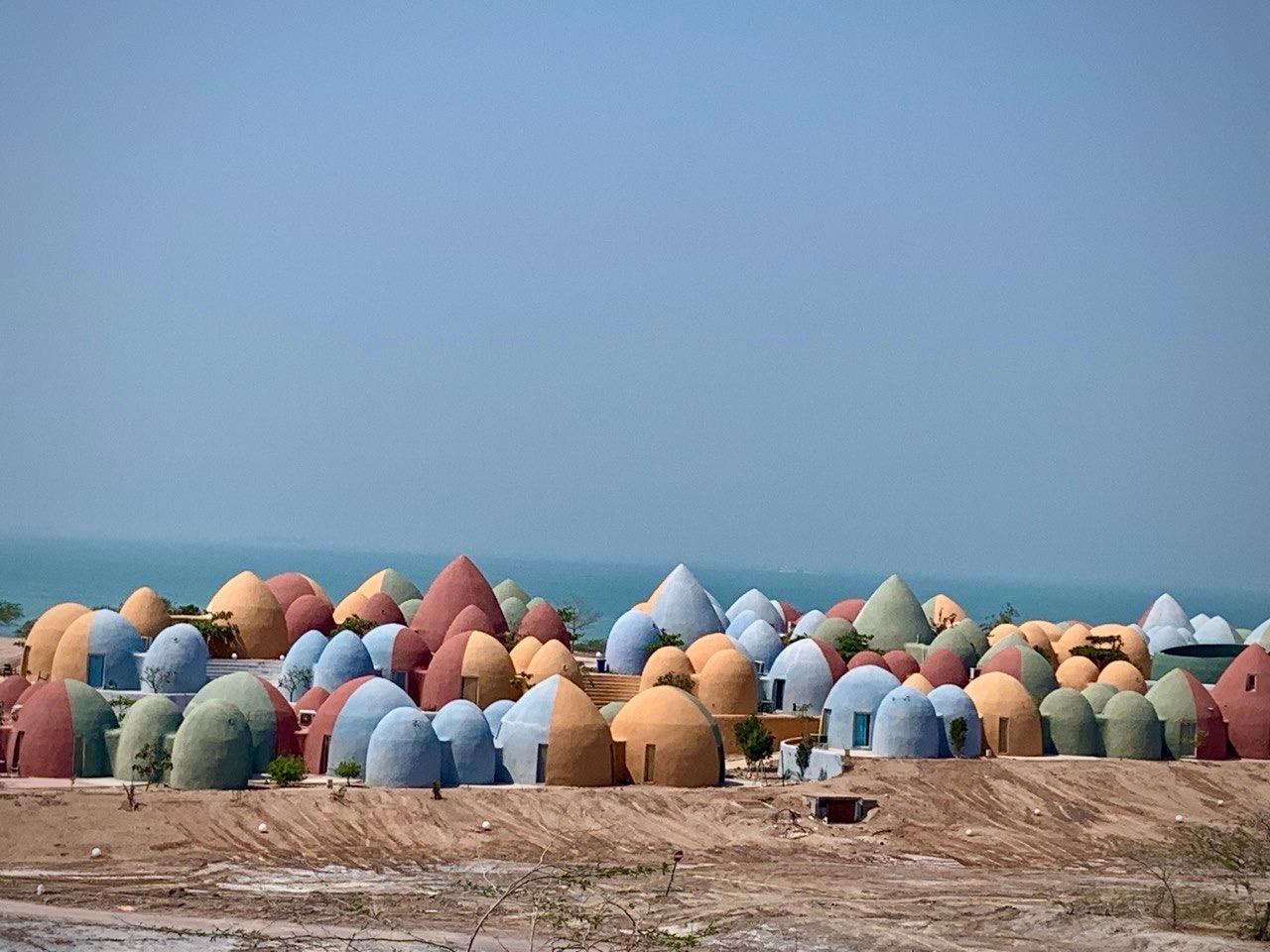 Village de dômes colorés au bord de la mer