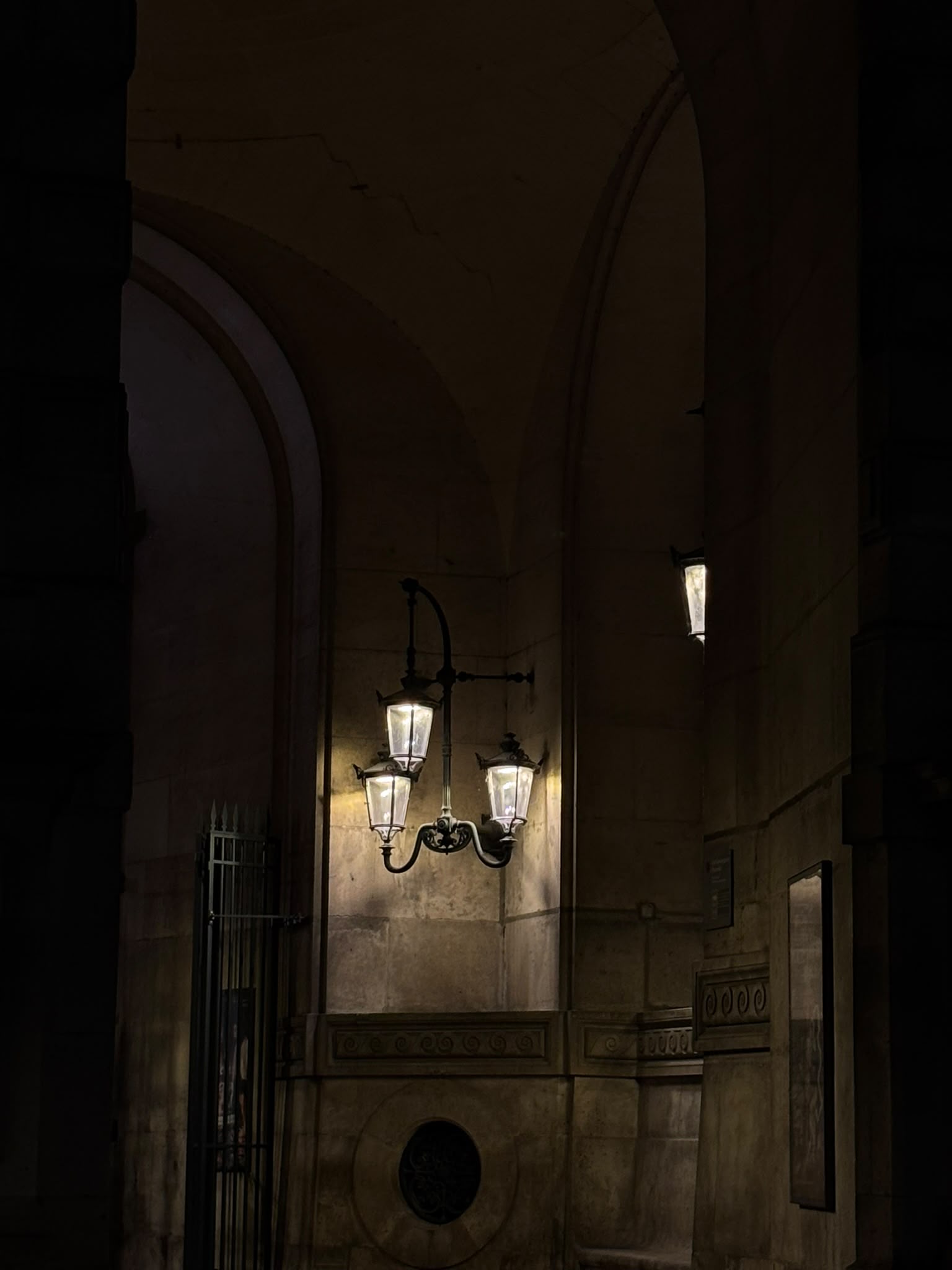 Lanternes sous une voûte, la nuit