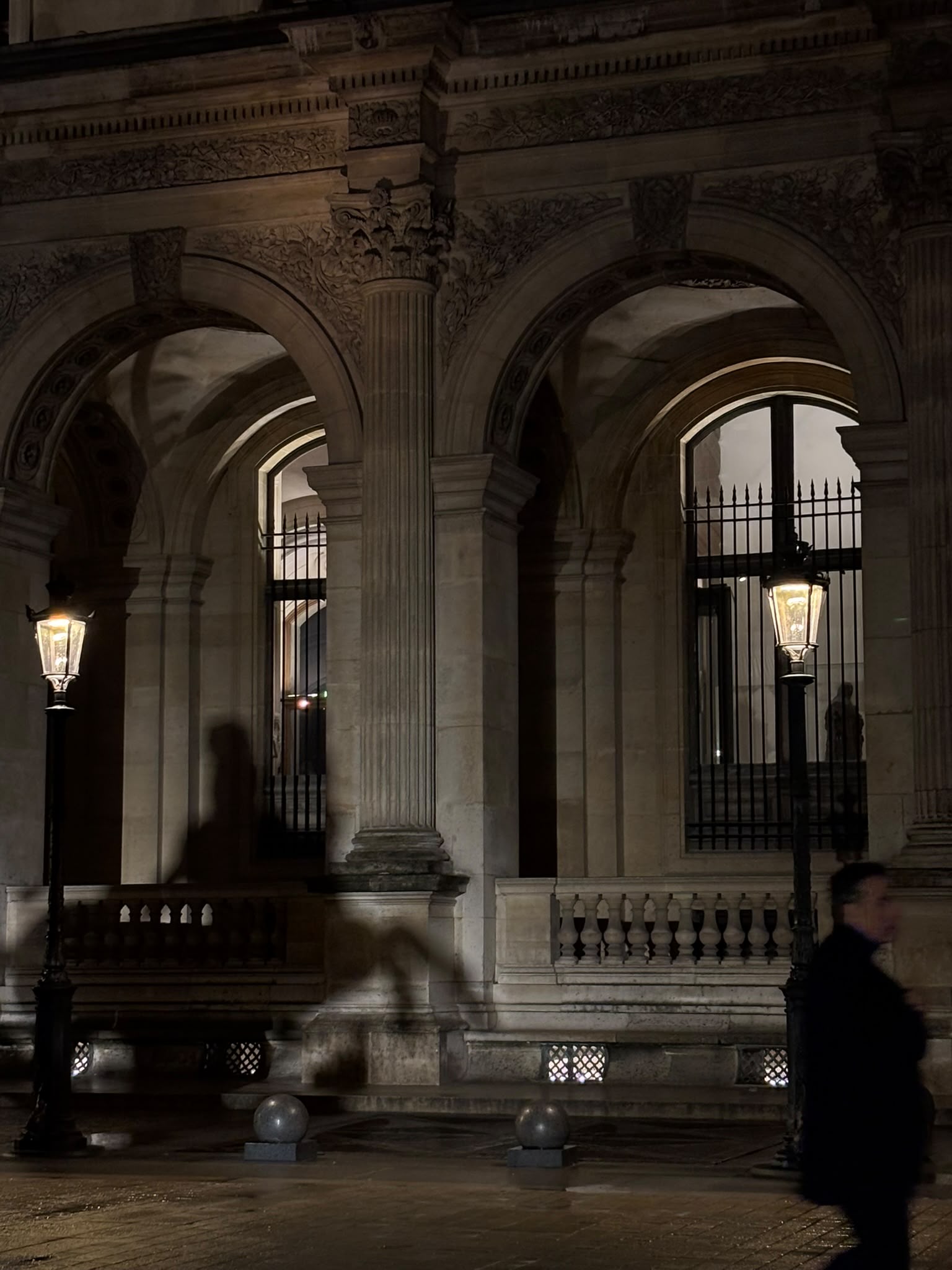 Arcades du Louvre de nuit