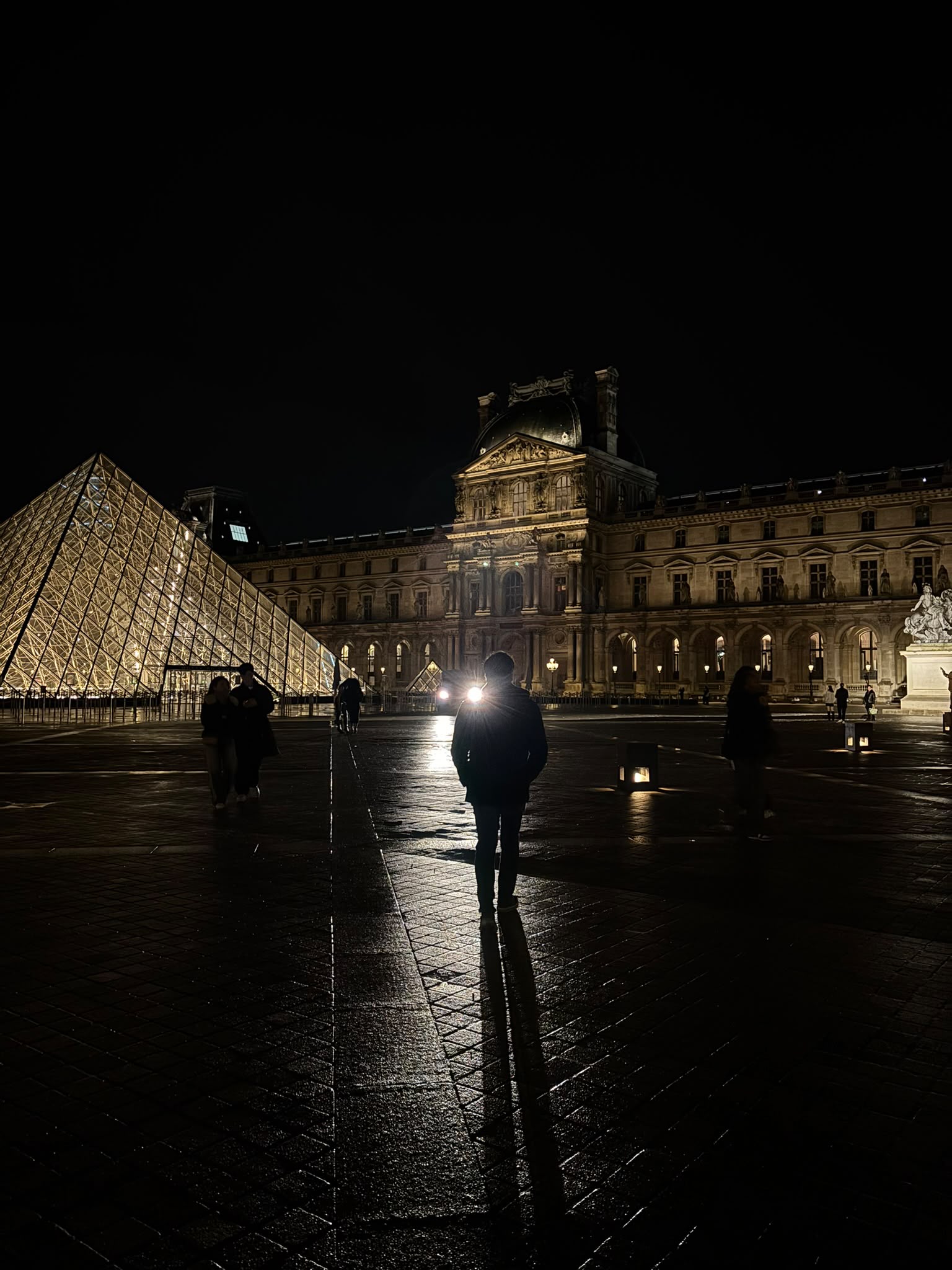Silhouette dans la cour du Louvre