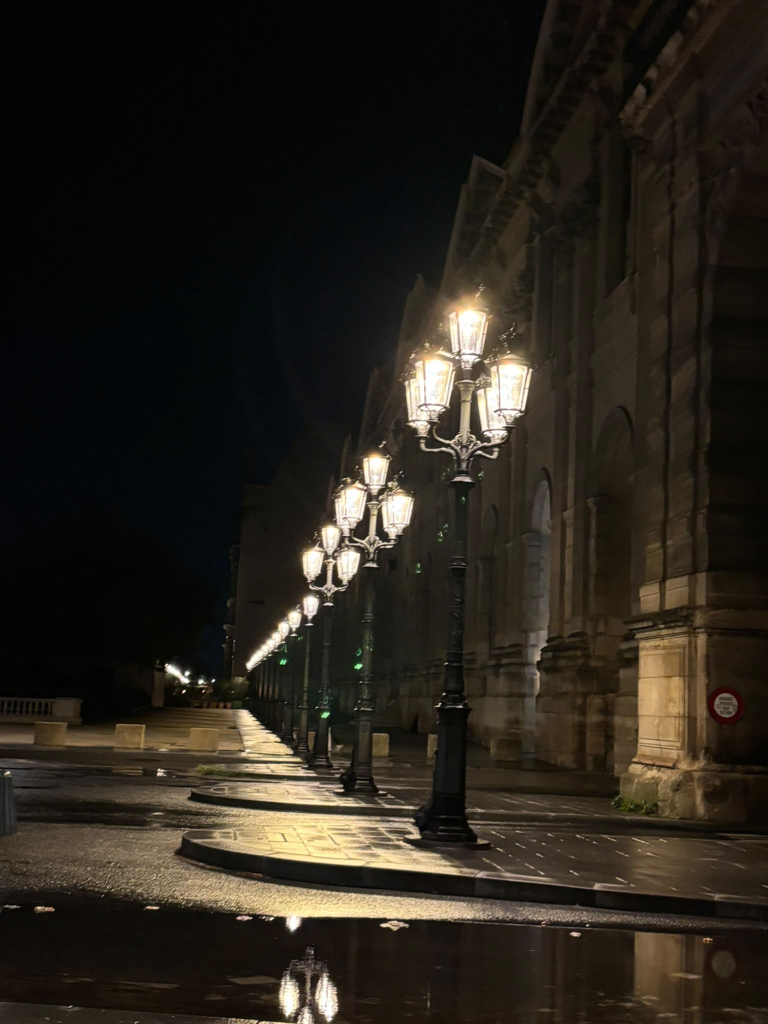 Rangée de lampadaires le long du Louvre
