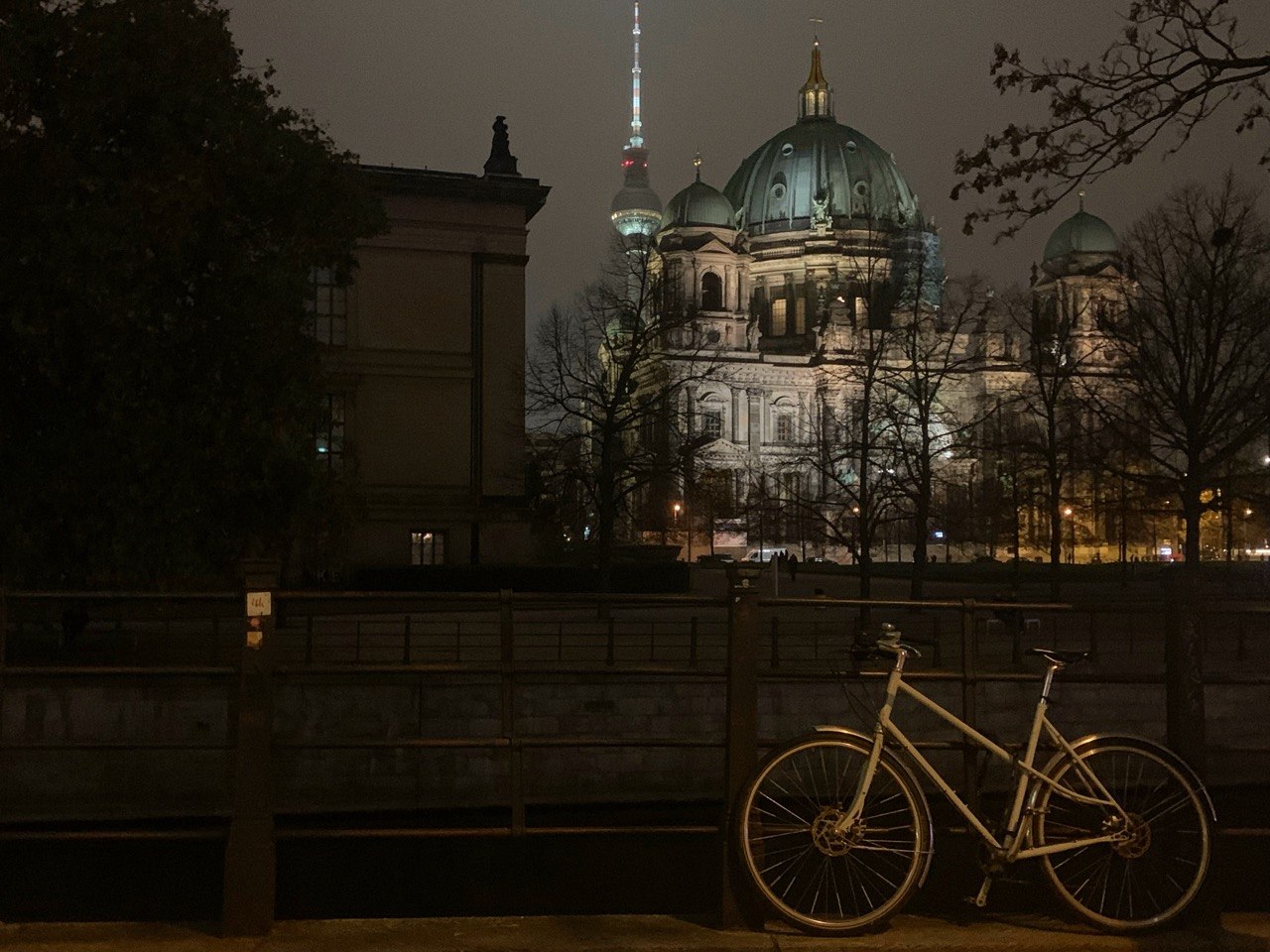 La cathédrale de Berlin et un vélo, la nuit
