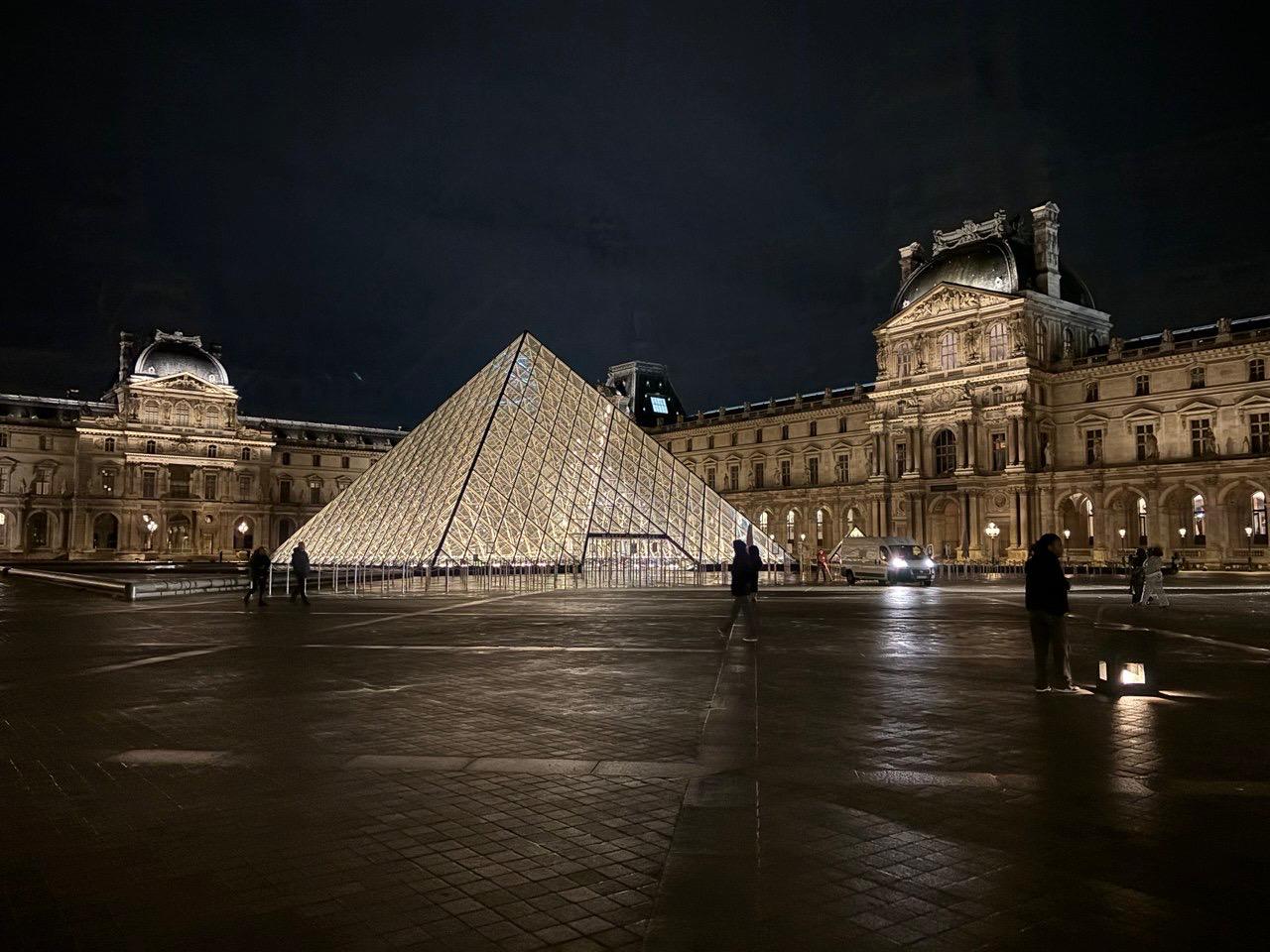 La pyramide et la cour du Louvre