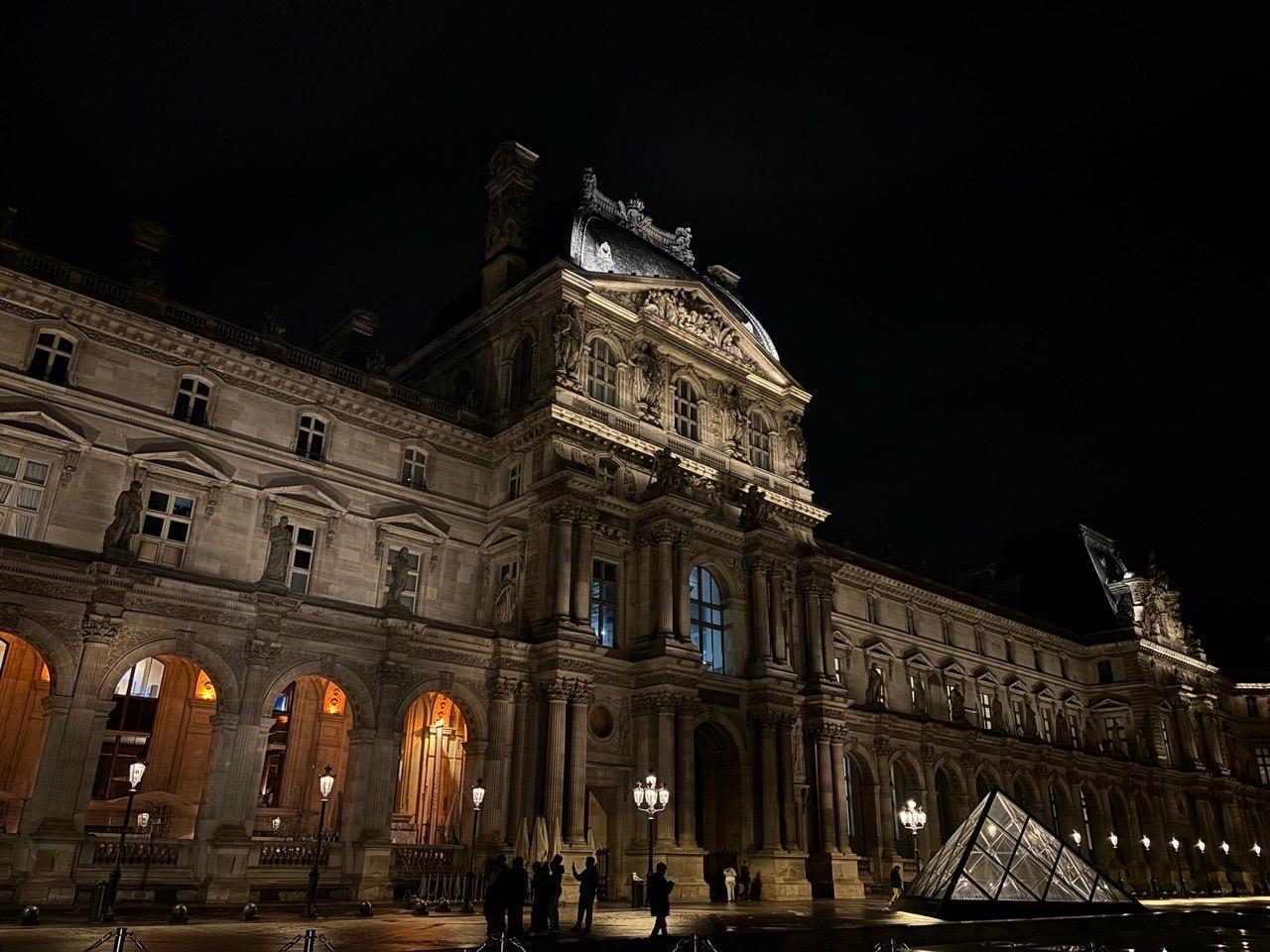 Façade du Louvre éclairée