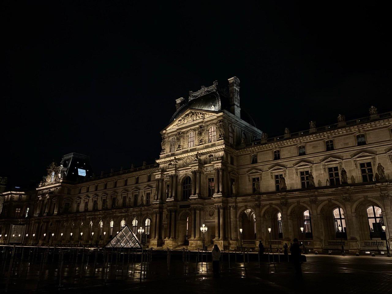 Le Louvre et la petite pyramide