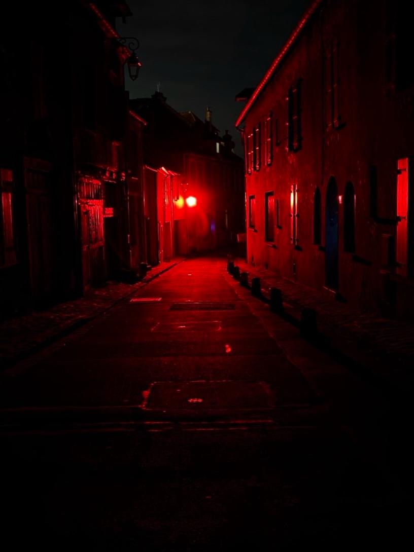 Ruelle baignée de lumière rouge