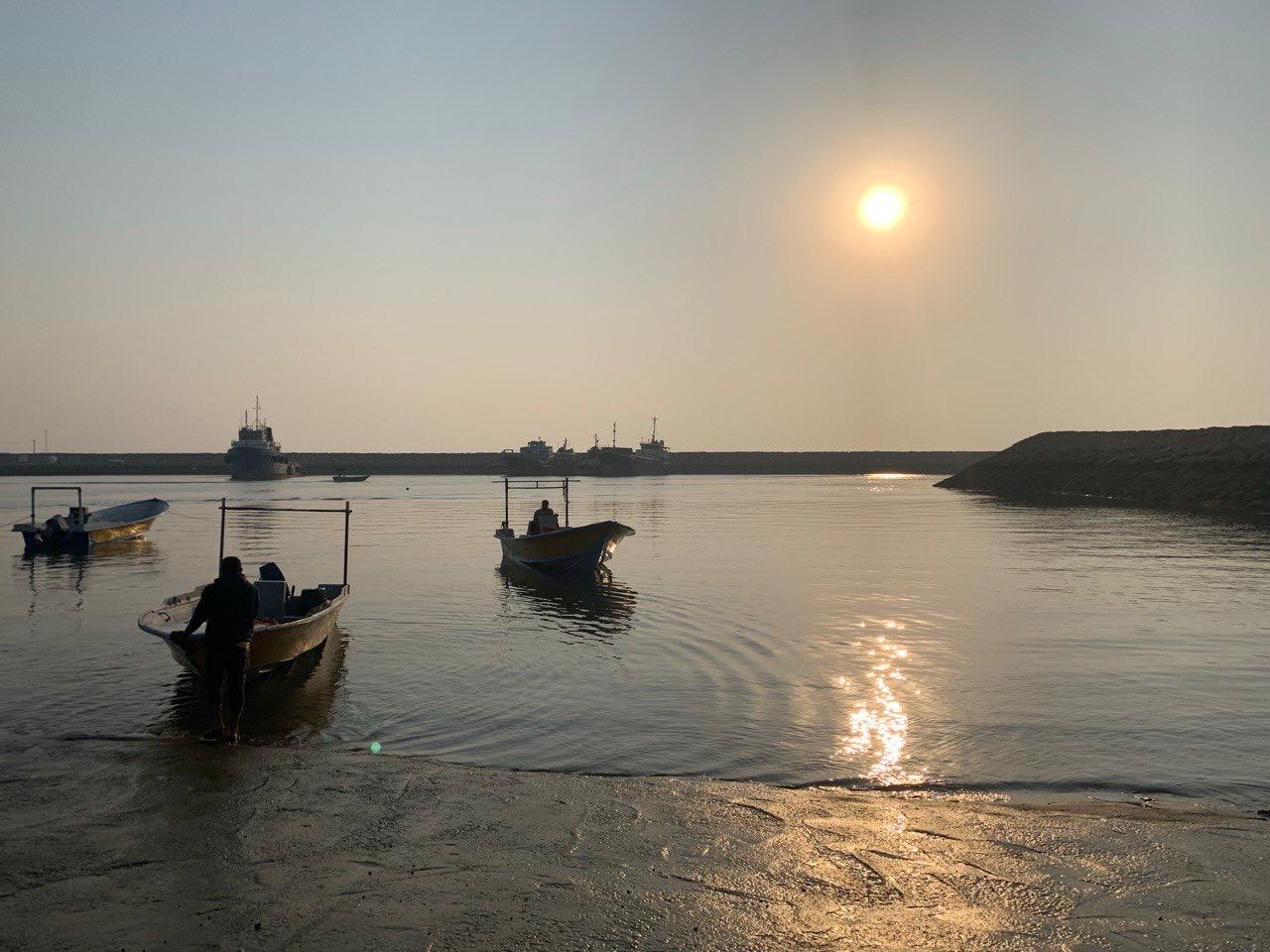 Barques au soleil couchant