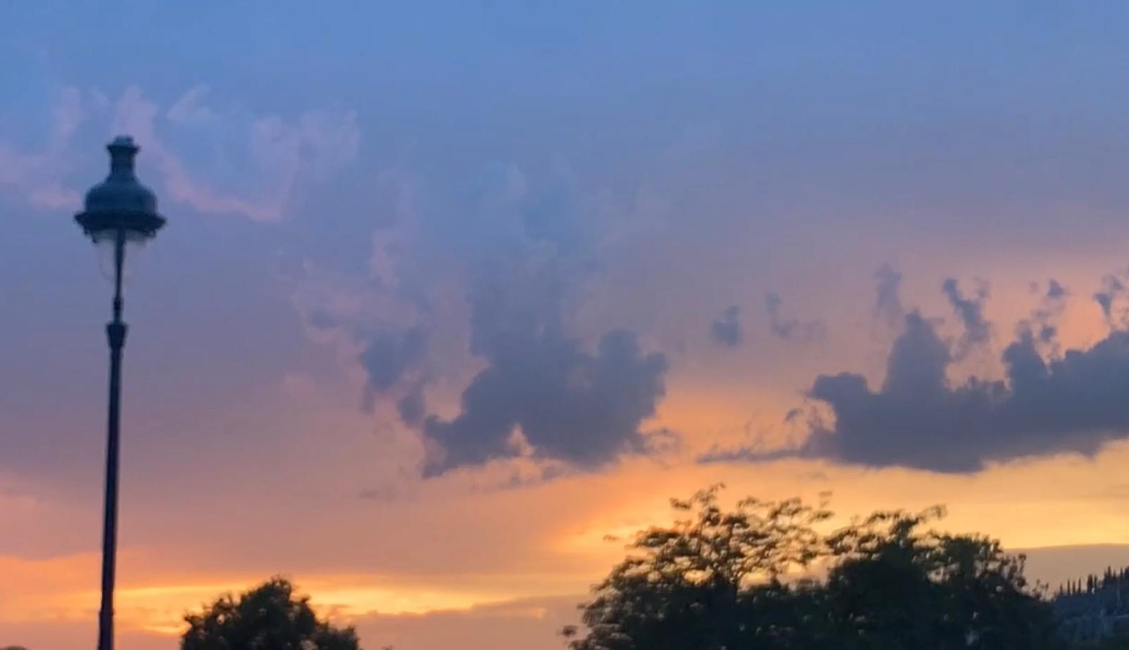 Ciel orangé au crépuscule
