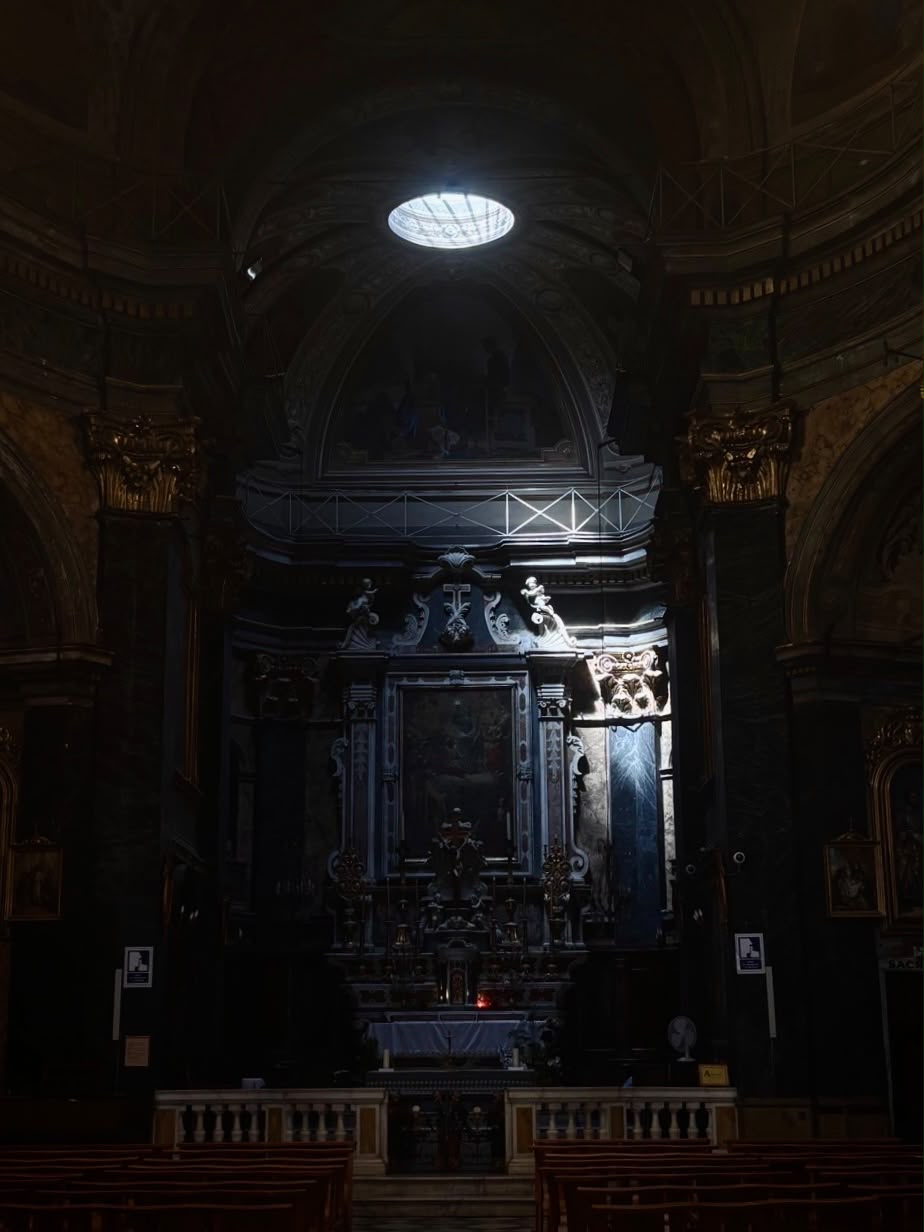 Intérieur d'une église, lumière tombant de l'oculus