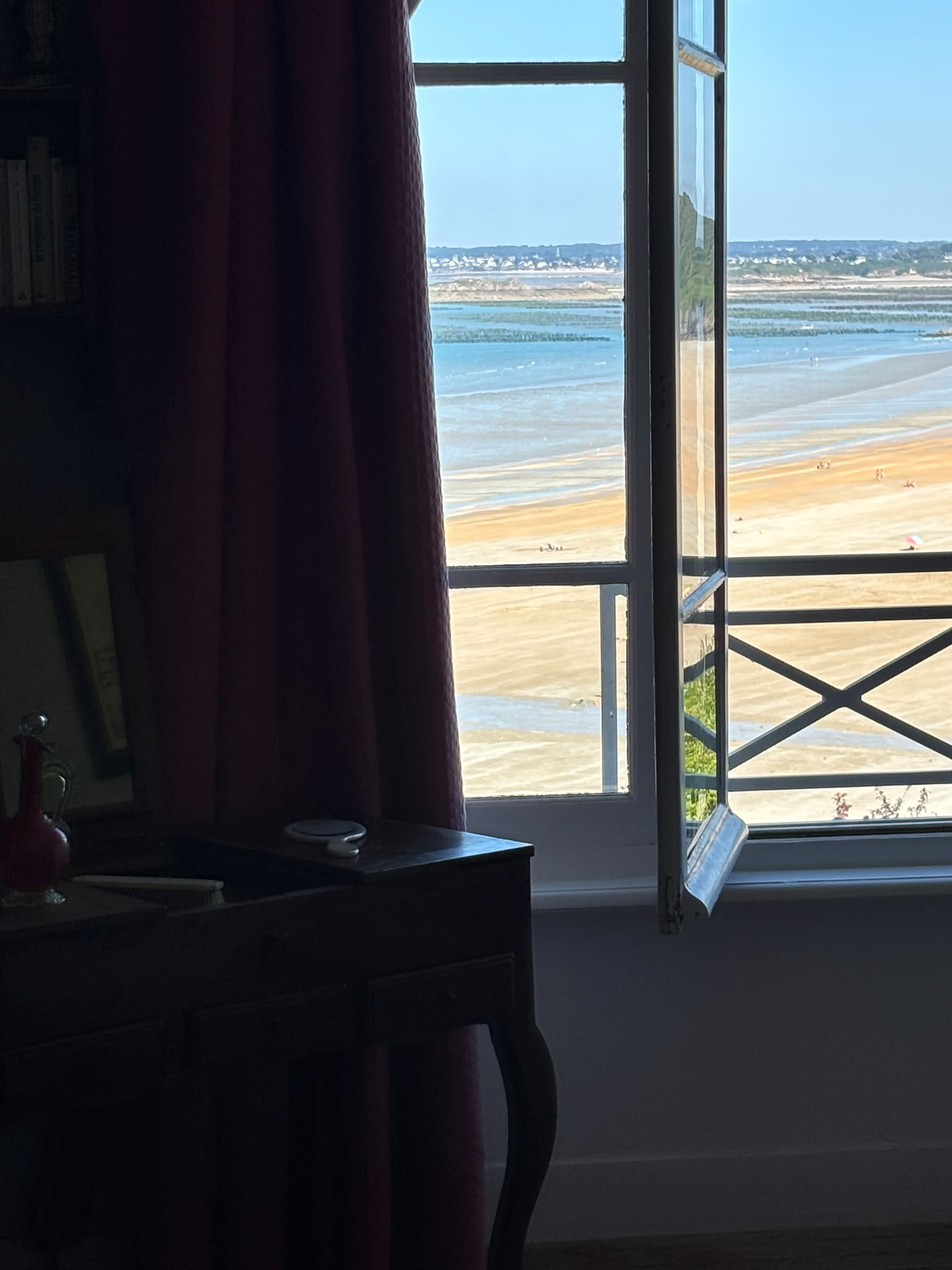 Fenêtre ouverte sur une plage à marée basse