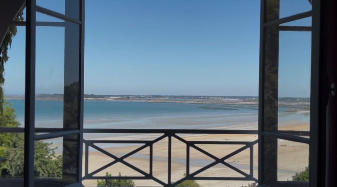 Fenêtre ouverte sur la mer à marée basse