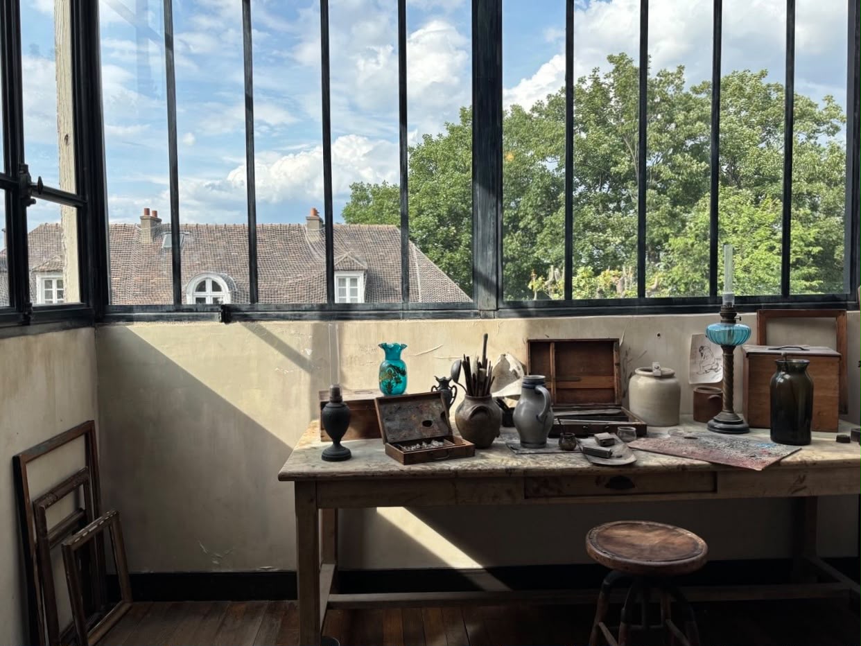 Atelier de peintre baigné de lumière
