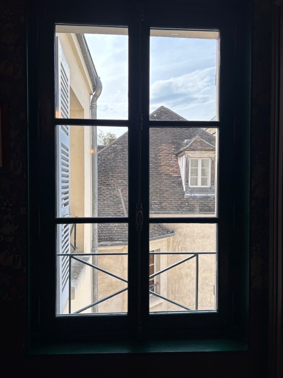 Fenêtre sur les toits d'une petite ville
