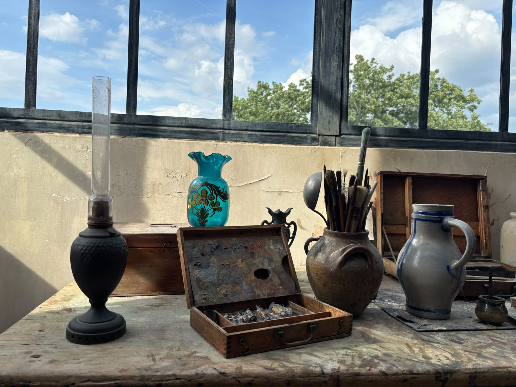 Table d'atelier, palette et pinceaux