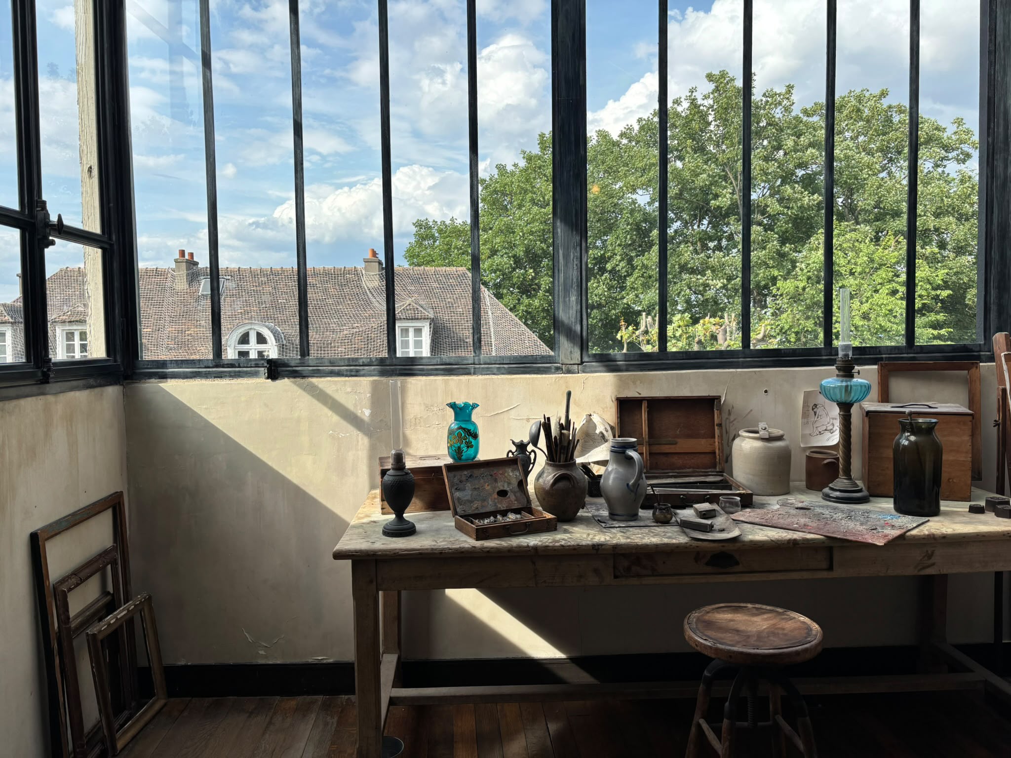 Atelier, table de peintre face aux grandes baies