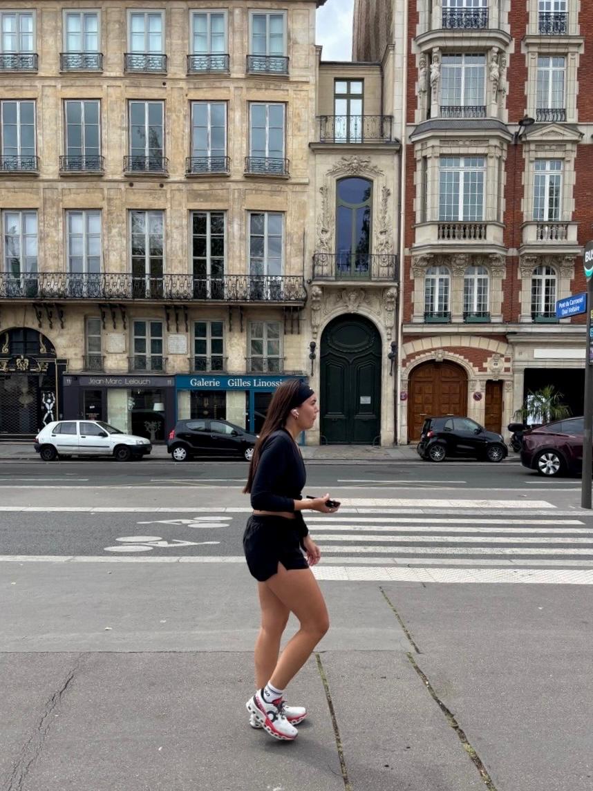 Passante dans une rue de Paris