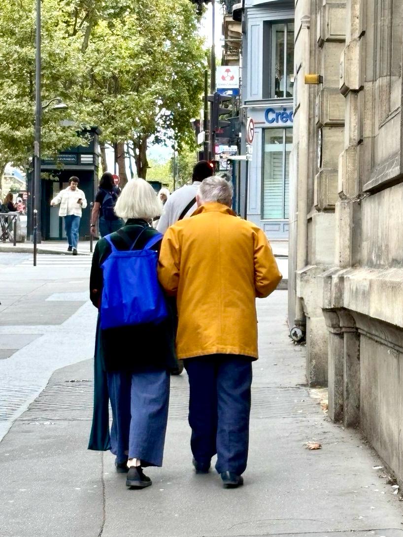 Couple dans une rue de Paris