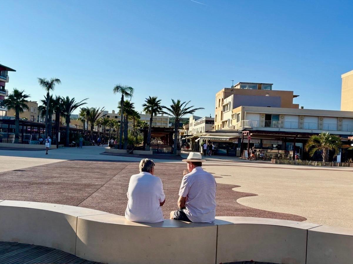 Couple assis en bord de mer