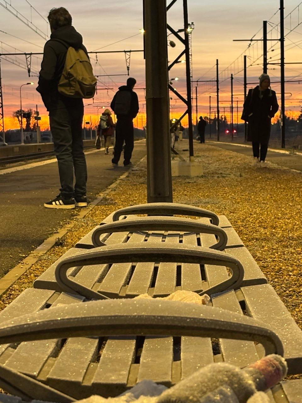 Quai de gare au lever du jour