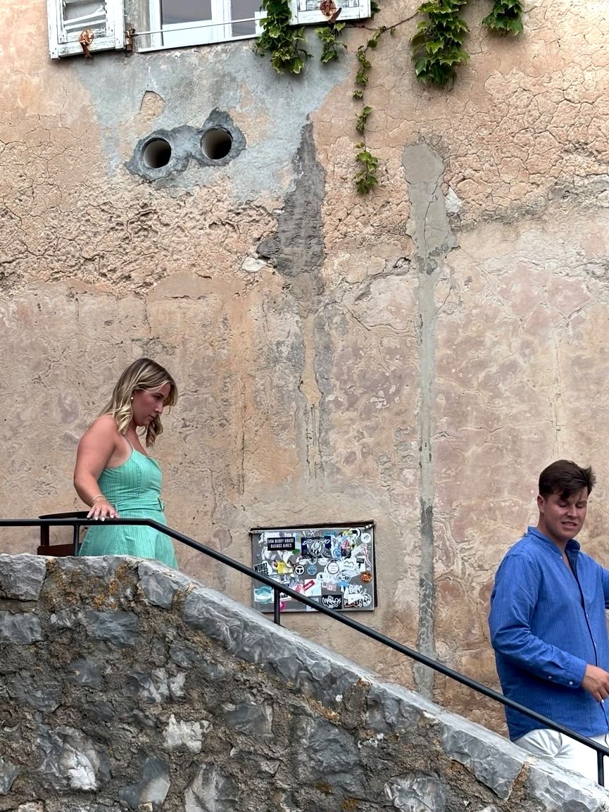 Mur ancien, ruelle