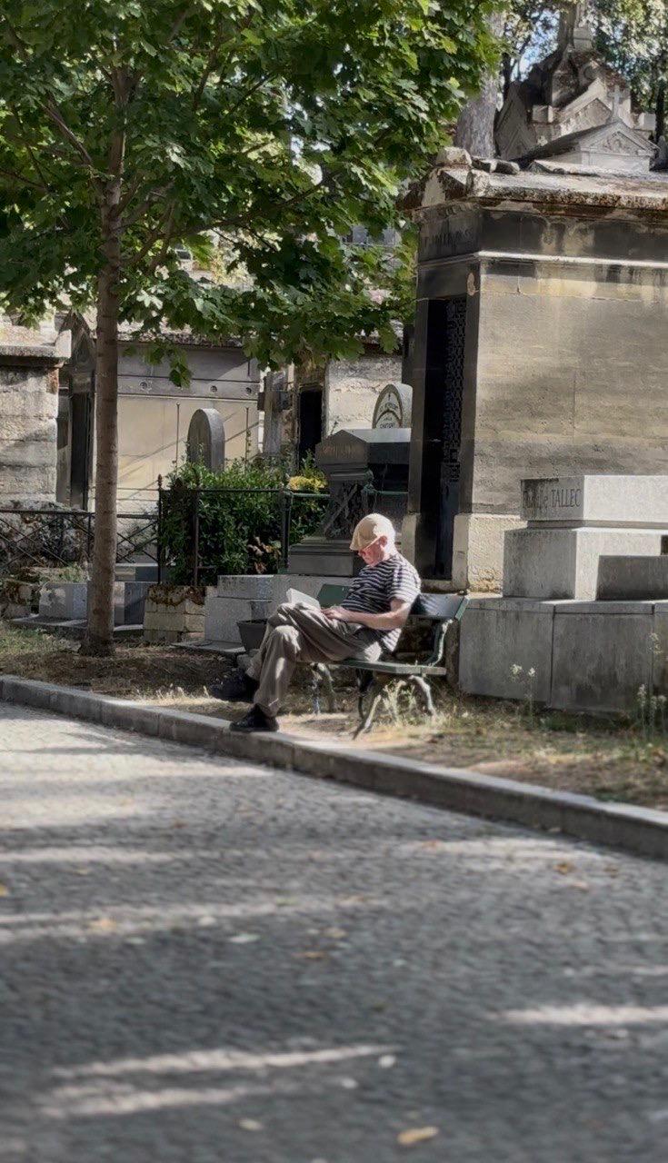 Lecteur sur un banc au cimetière