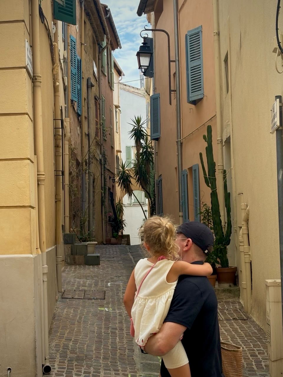 Père et enfant dans une ruelle