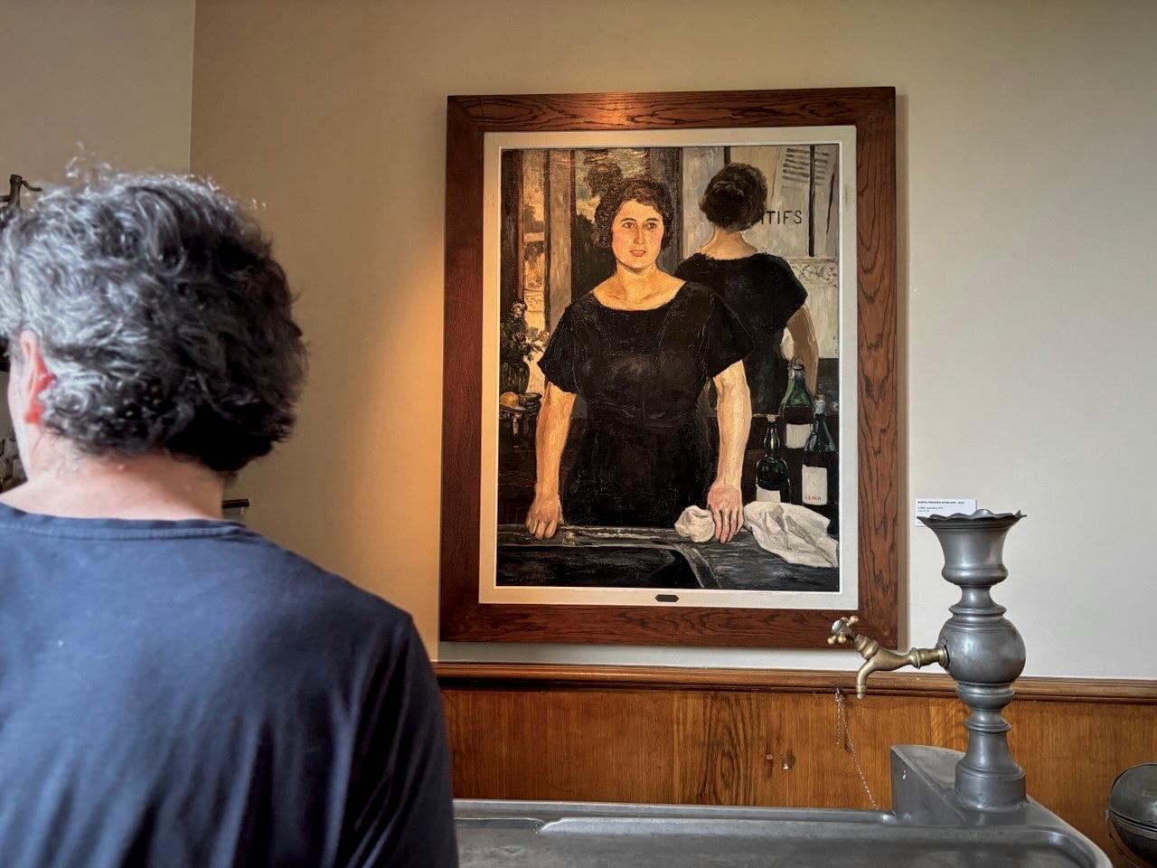 Silhouette de dos devant un portrait peint dans un musée